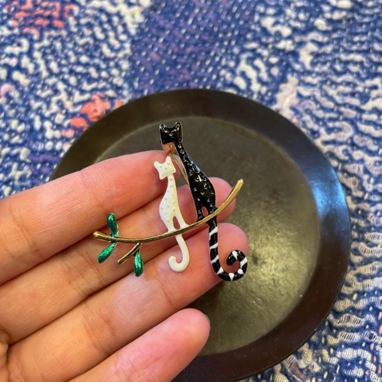 TOPANGA Jewelry Bijou art brooch Twin Cat / ビジューアートブローチ ツインキャット ネコ プレゼント プチギフト ジャケット 帽子 バッグ ニット キラキラ アクセサリー かわいい ファッション小物