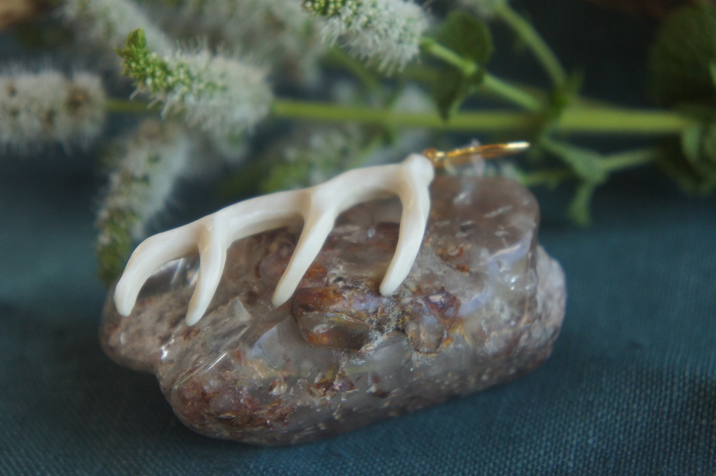 鹿角彫刻「鹿角」ピアス 三段角・ツルツル | deer bone 