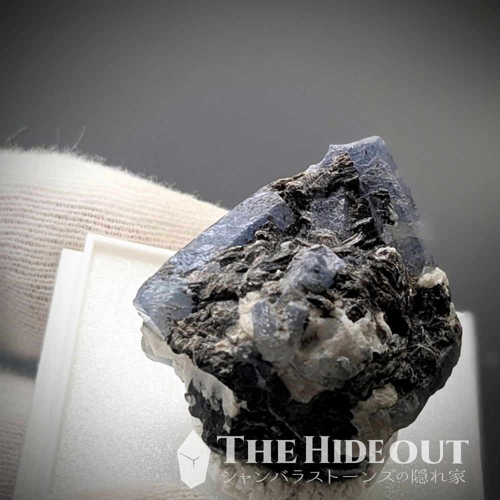 ヒマラヤ産鉱物原石標本043 タプレジュン地区産コランダム(サファイア) 小さい標本にすべてが詰まっている名品サファイア