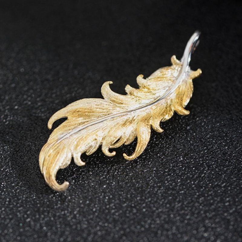羽のブローチ - 日常を優美に彩る美しさを象徴するアクセサリーC034 | Vary