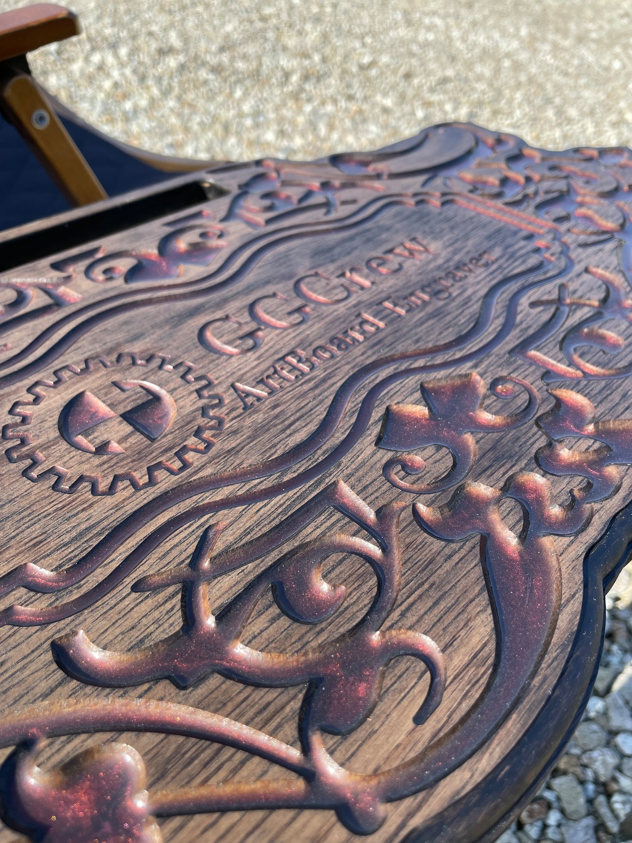 ヴィンテージ風彫刻テーブル（ワインレッド）