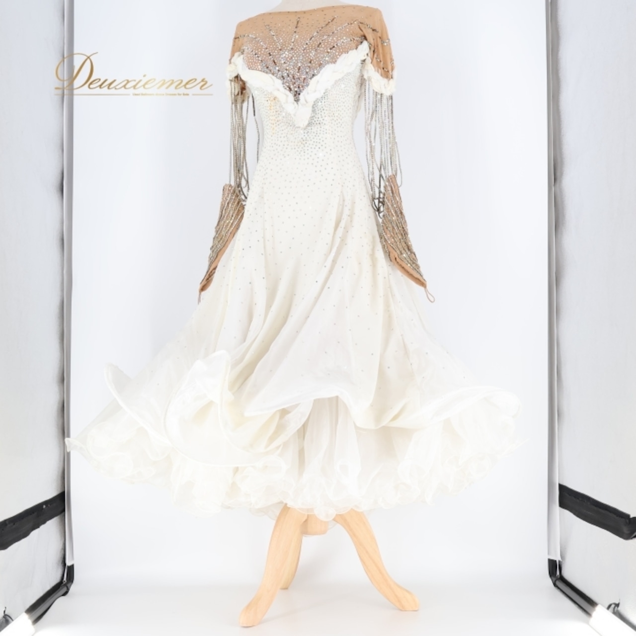 社交ダンス 衣装 クリスアン chrianne スタンダードドレス ワンピース ドレス スタンダード 白 フロート レース ゴージャス デモ 競技 ダンス パーティドレス パーティ イングランド製 発表会 ホワイト系 ストーン エレガント フォーマル おしゃれ かっこいい パフォーマンス用 高級感 競技会用