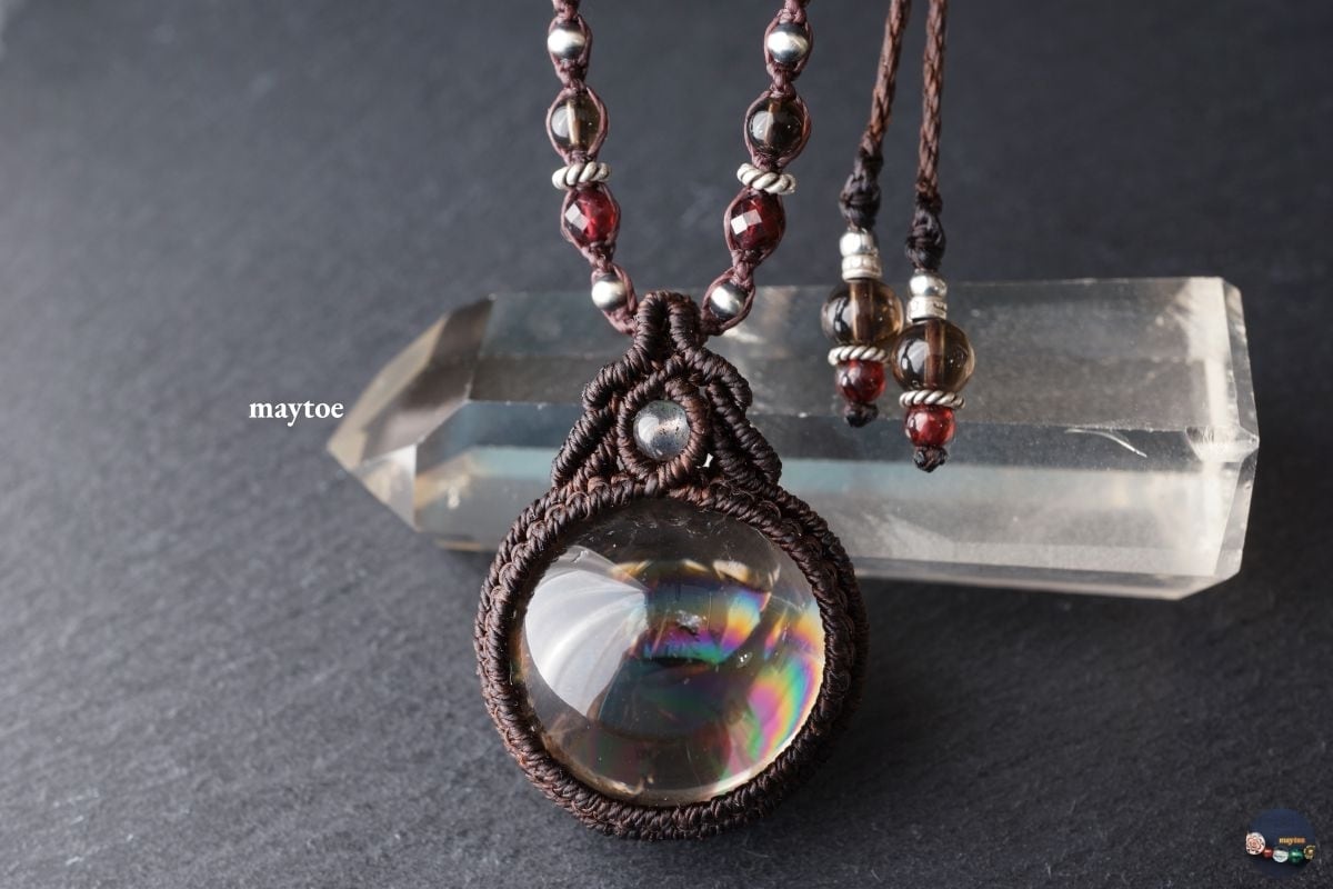 レインボースモーキークォーツ(スモーキーアイリスクォーツ)のマクラメネックレス - magic time -