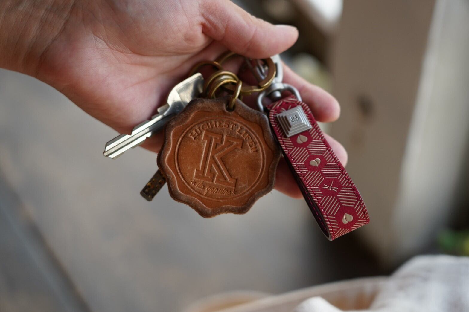 印傅　印伝屋ベルト キーホルダー Amazon.co.jp: [印傳屋] 印伝 ベルトストラップ キーホルダーB