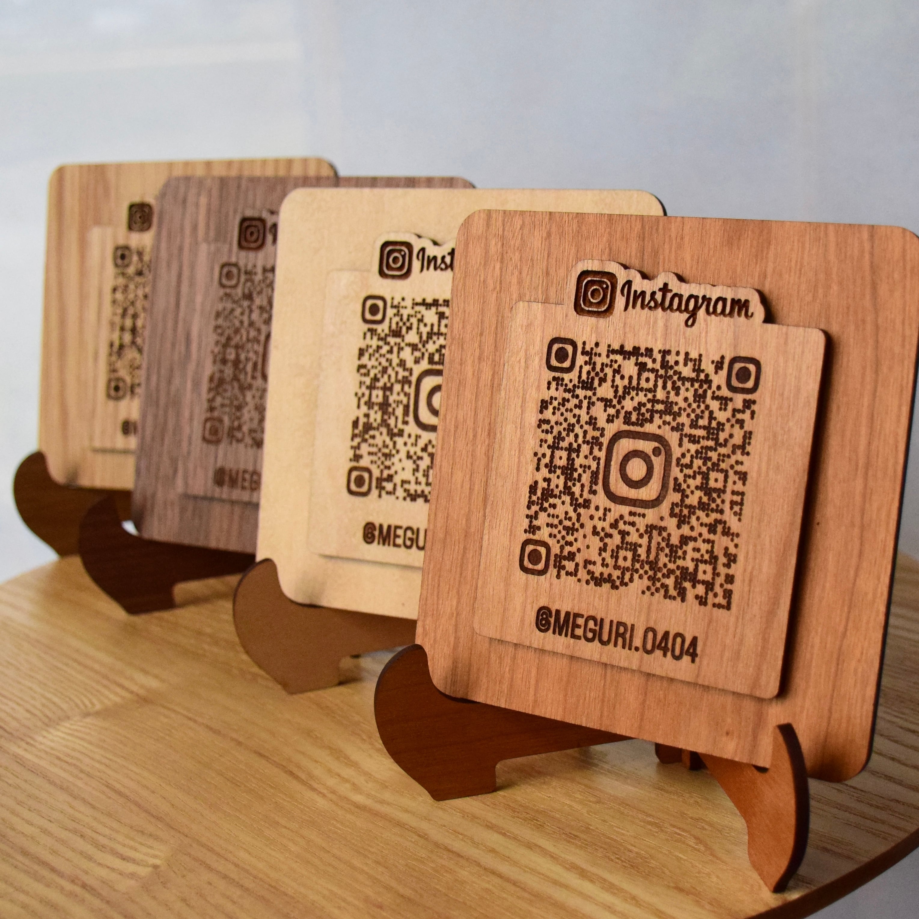 木材が選べる 卓上 QRコード スタンド ミニ看板 | MEGURI