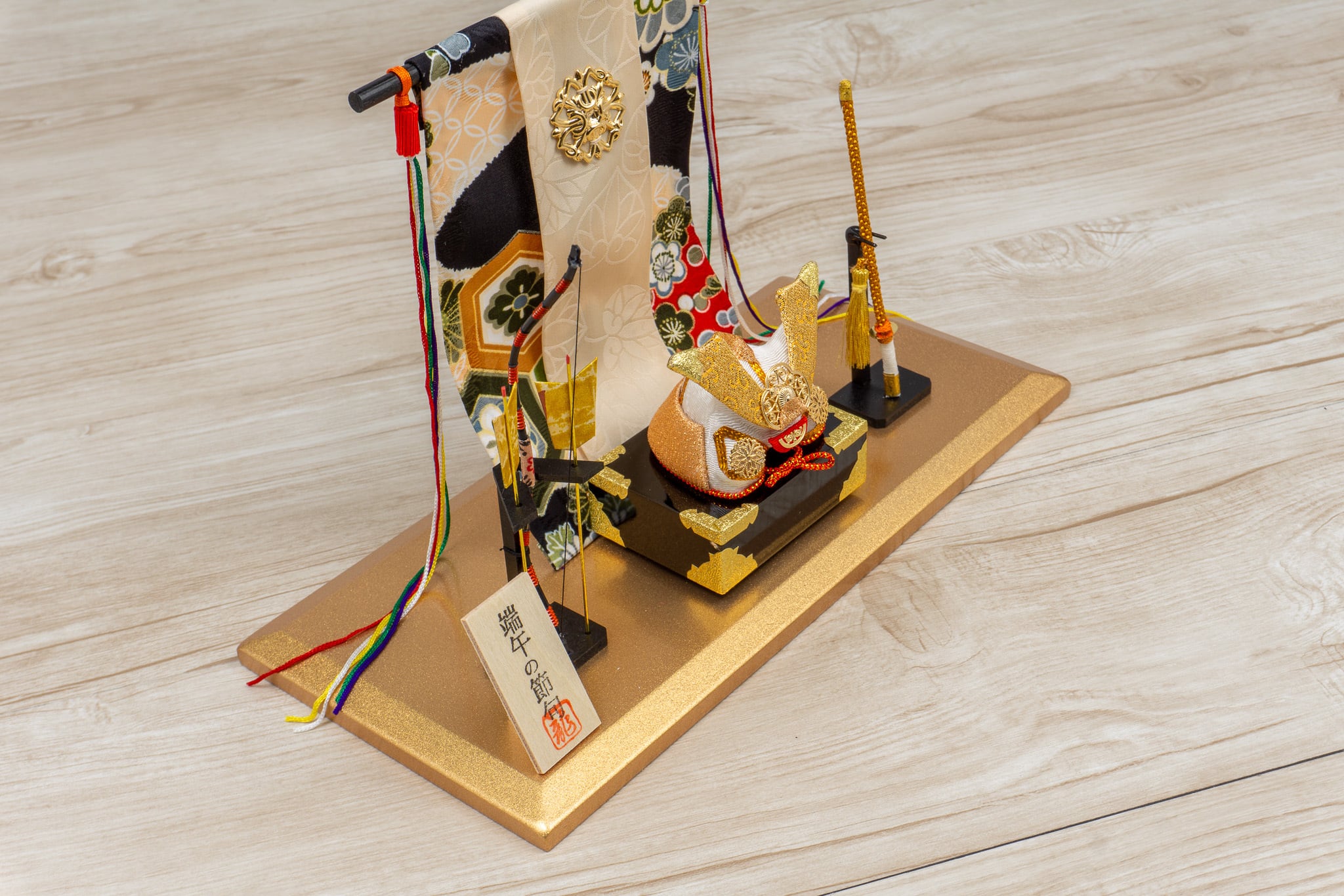 ミニチュアセット 2-381 金色兜飾り（弓太刀付き） | 暮石人形 WEBショップ