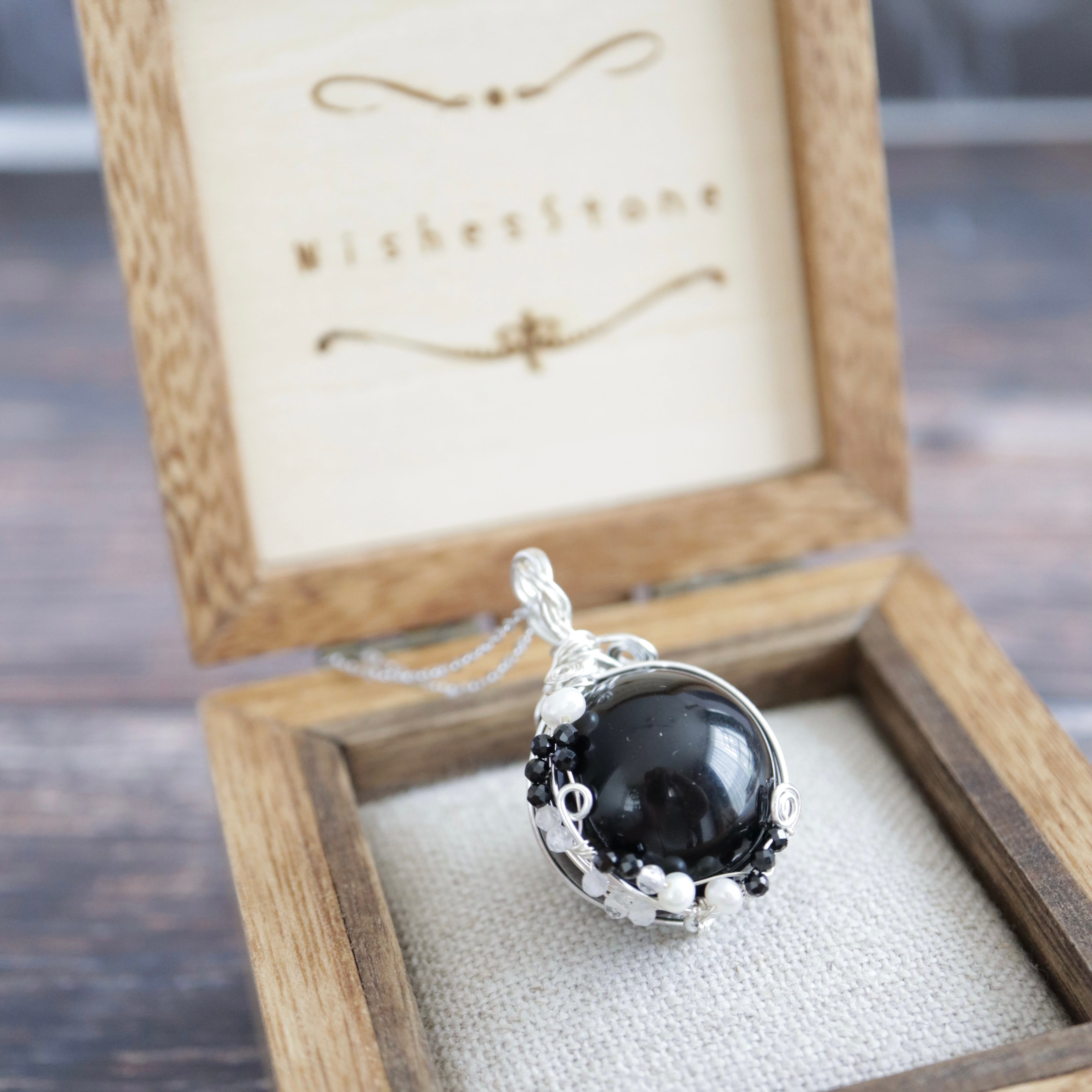 モリオンスフィアのペンダントトップ《黒き守りを胸元に》｜強く静かに