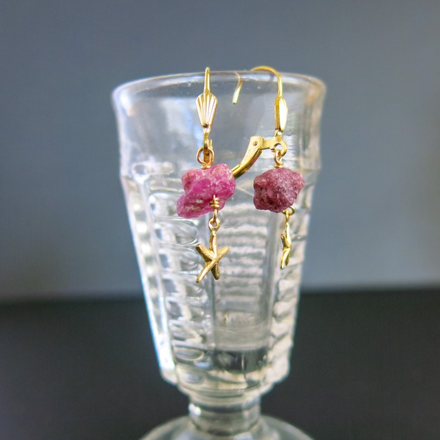 一粒原石ルビーのマリンピアス