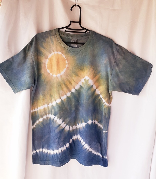 月と太陽の手染めTシャツ・兼用XLサイズ（藍染＆ベンガラ染め）