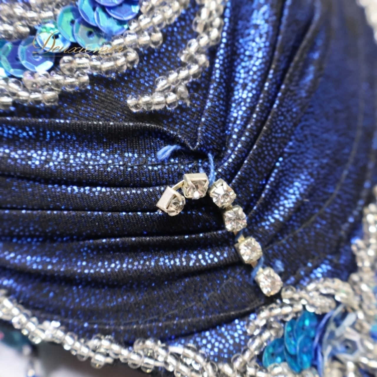 ベリーダンス オリエンタル 衣装 上下セット ブルー系 トップス スカート アーム アーム飾り 腕飾り 頭飾り 青 ラインストーン ビーズ スリット 華やか 光沢 豪華 装飾 キラキラ ヘッドアクセサリー ダンス衣装 イベント ステージ シルバー系