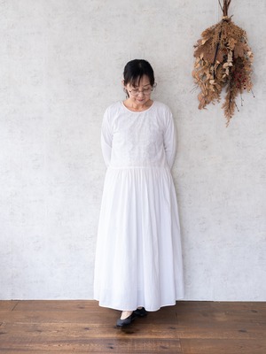 [maison de soil] キャンブリッククルーネックEMBドレス