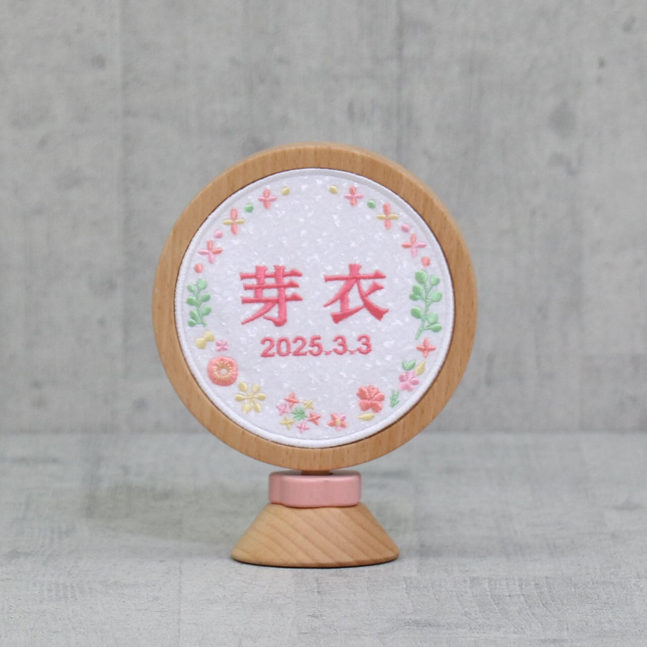 Puca プーカ お名前飾り 【くるくる ホワイトブーケ(D) ピンク】 刺繍|木製|木目調|女の子|お名前入れ