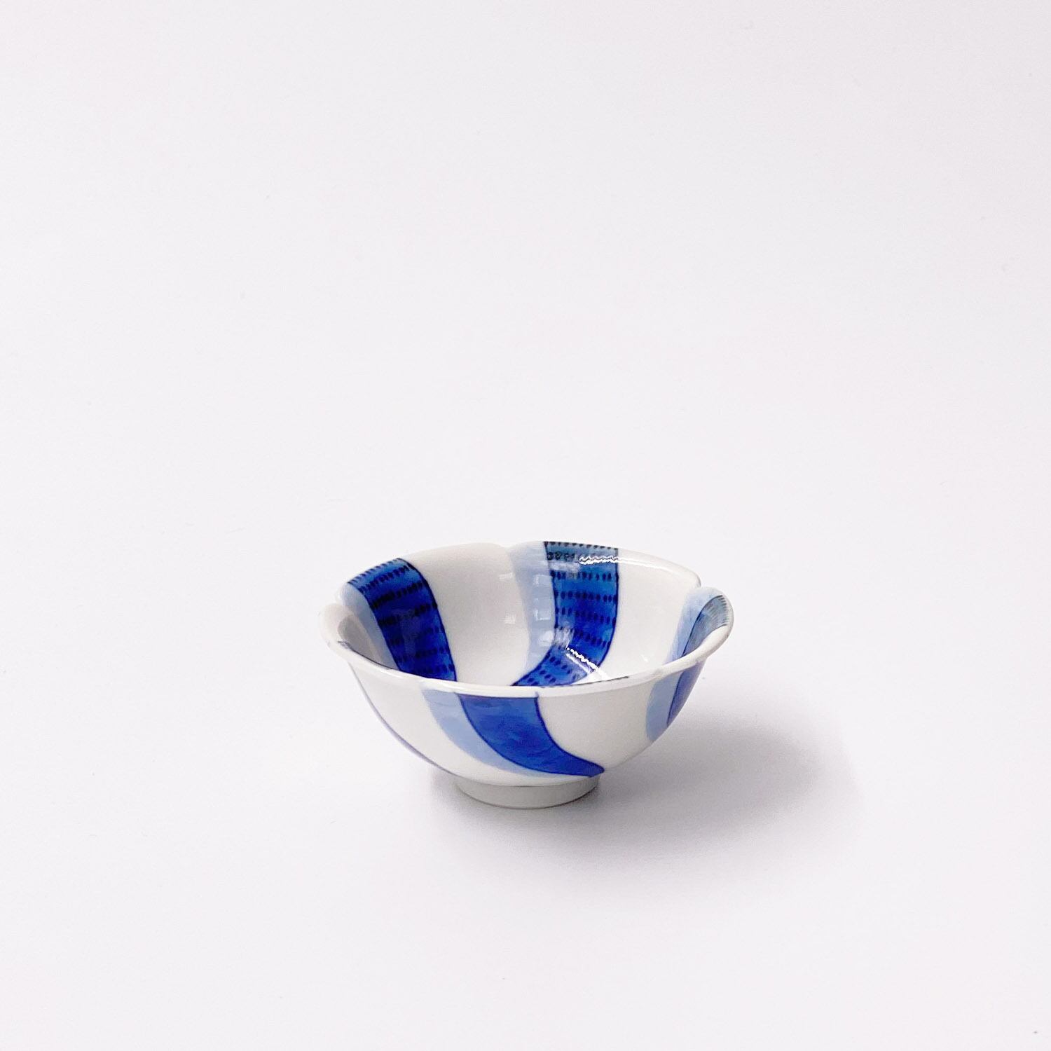 染付ネジ盃／Sake cup,blue and white twisted design | 真葛宮川香斎