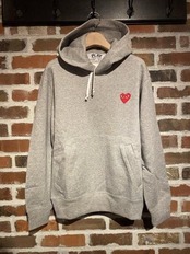 【PLAY COMME des GARCONS】T170(メンズ) 綿裏毛プルオーバーフーディ(赤エンブレム)
