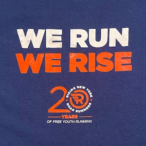 【GILDAN】マラソン イベント rising new york road runners プリント バックロゴ 企業ロゴ NB ニューバランス Tシャツ XL ビッグサイズ 半袖 US古着