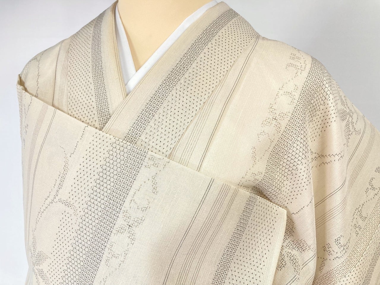 夏結城 粋な夏着物 証紙付 美品 夏結城】紗紬 夏着物 証紙付き 小紋 唐花 縦縞 正絹 生成色