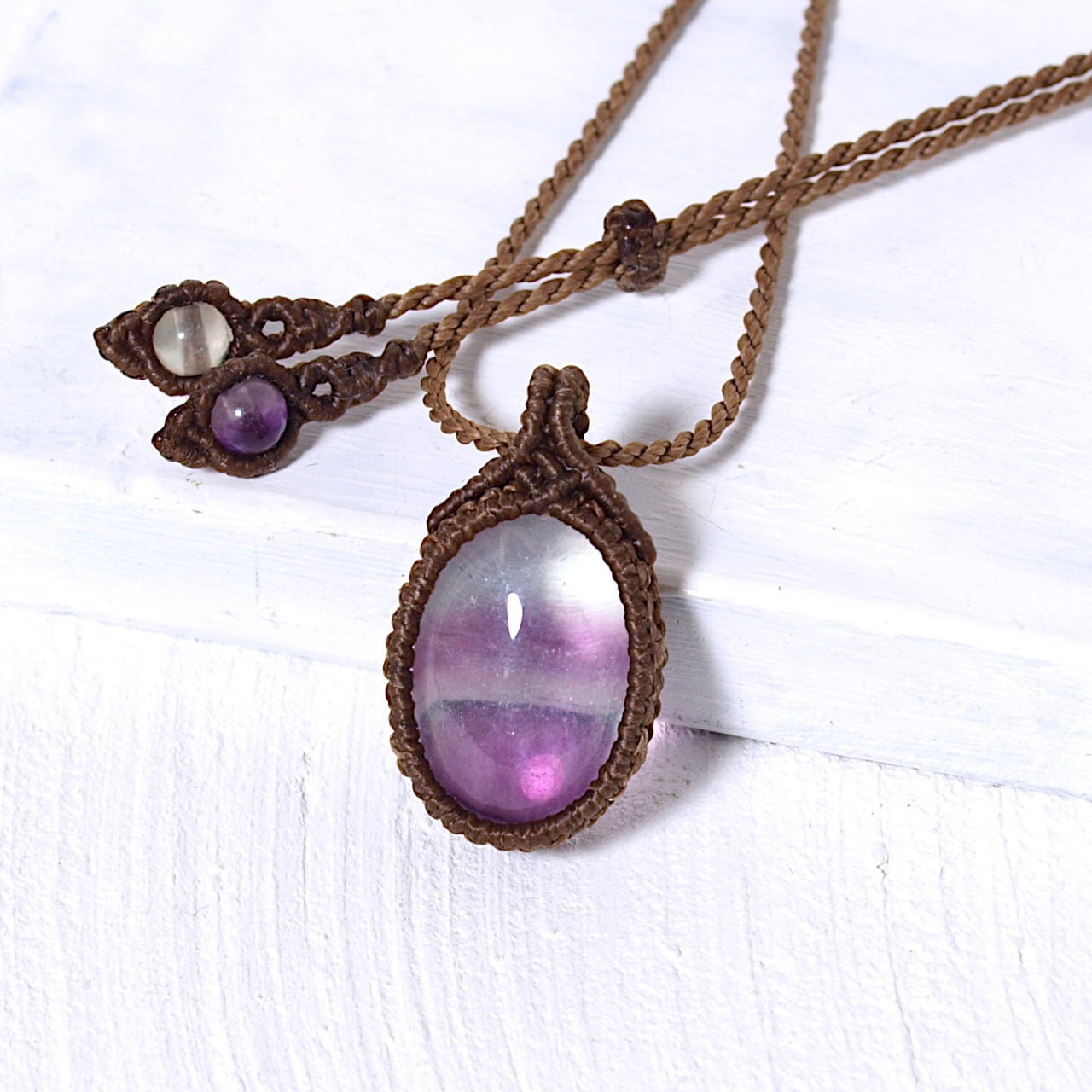フローライトのオーバルルースを包んだマクラメネックレスNo.11(バイカラー)