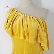フラダンス 衣装 ワンピース ドレス イエロー系 ブルーヘブンカンパニー ベロア 無地 黄 BLUE HEAVEN COMPANY ワンショルダー 光沢感 高級感 ハワイアン アロハ フラ ダンス レッスン 練習 華やか 鮮やか かわいい おしゃれ 上品 大人っぽい フラダンス衣装 高級 フラドレス カラフル衣装 イエロー ワンピースドレス ステージ衣装 パーティー衣装 上品さのあるデザイン 舞台用衣装 輝く光沢 華やかなスタイル おしゃれなデザイン フェスティバル用衣装