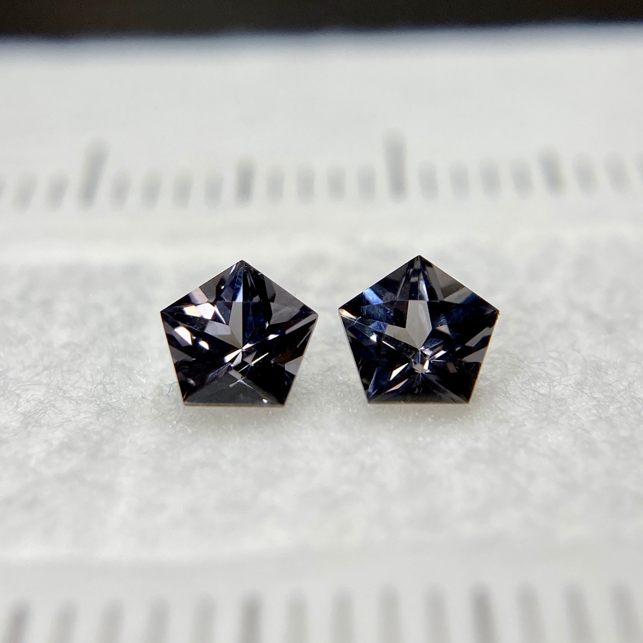 星のスピネル　2点セット 約4.1mm クールカラー B-3