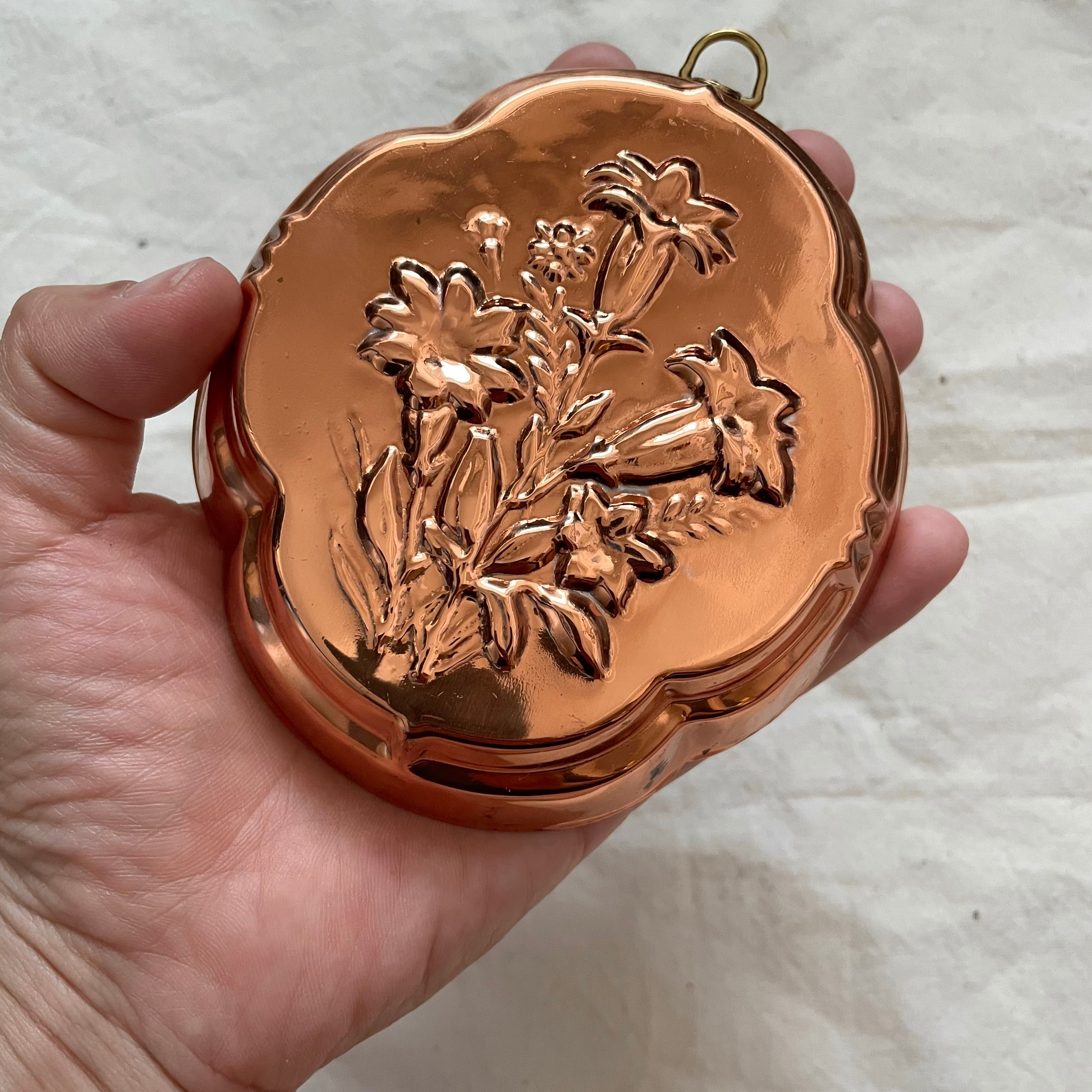 花模様の銅のモールド風壁飾り | tsuitachi craft&brocante