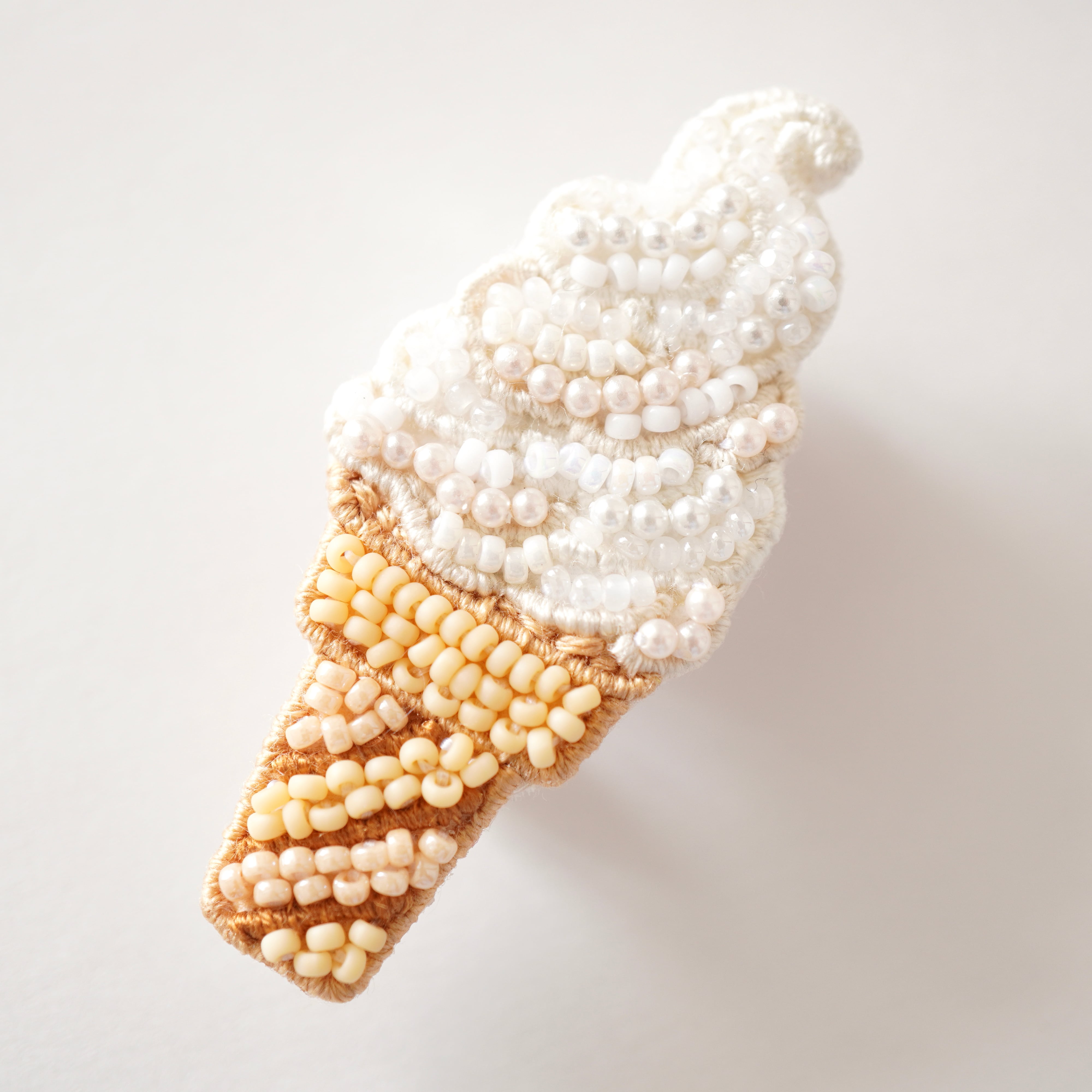ソフトクリームのブローチ ビーズ刺繍ブローチ アイスクリーム 