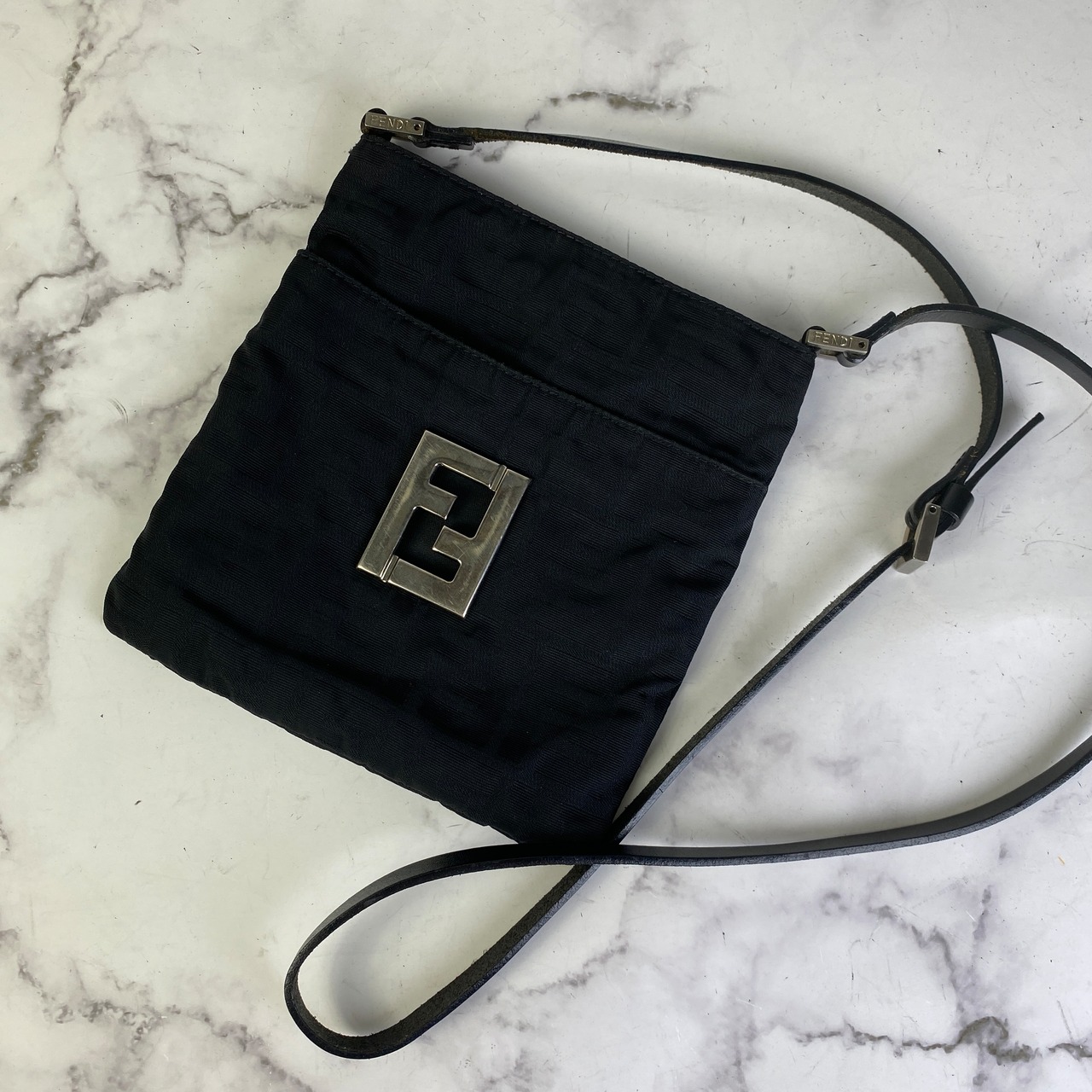 【最終処分SALE】FENDI フェンディ  ロゴプレート キャンバス ショルダーバッグ ブラック A-7469