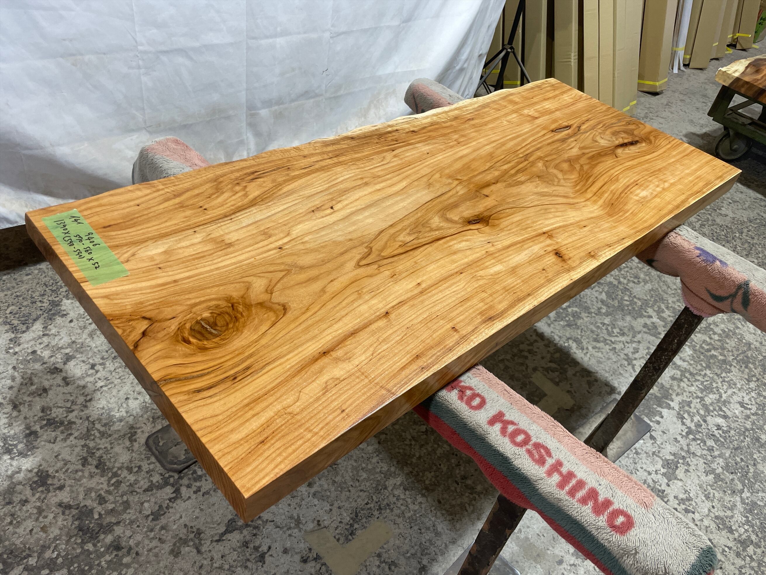 イチイ9406 一位 一枚板無垢 乾燥材 1390x570‐560x52mm ローテーブル