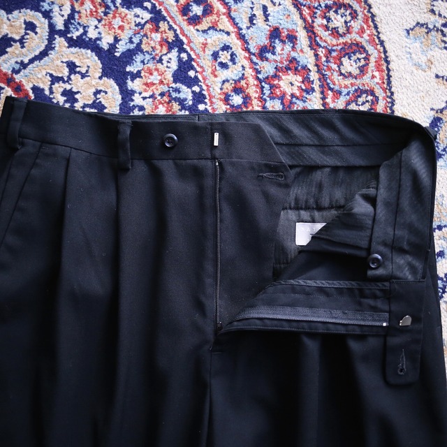 2-tuck tapered silhouette black wide slacks