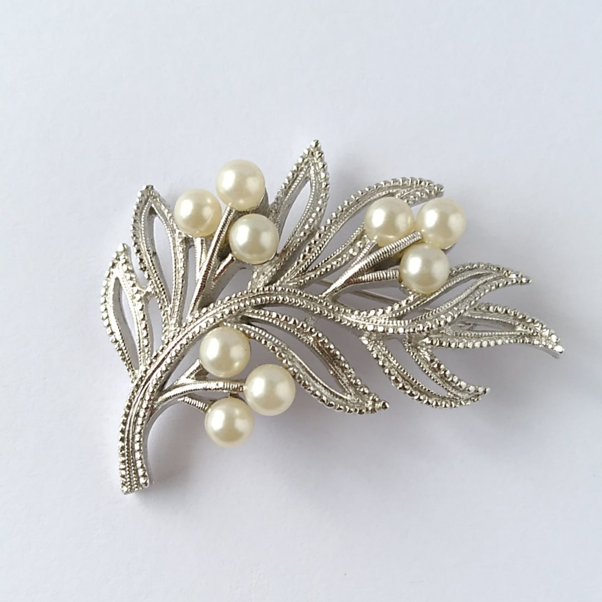 TRIFARI》 silver leaf fauxpearl vintage brooch トリファリ