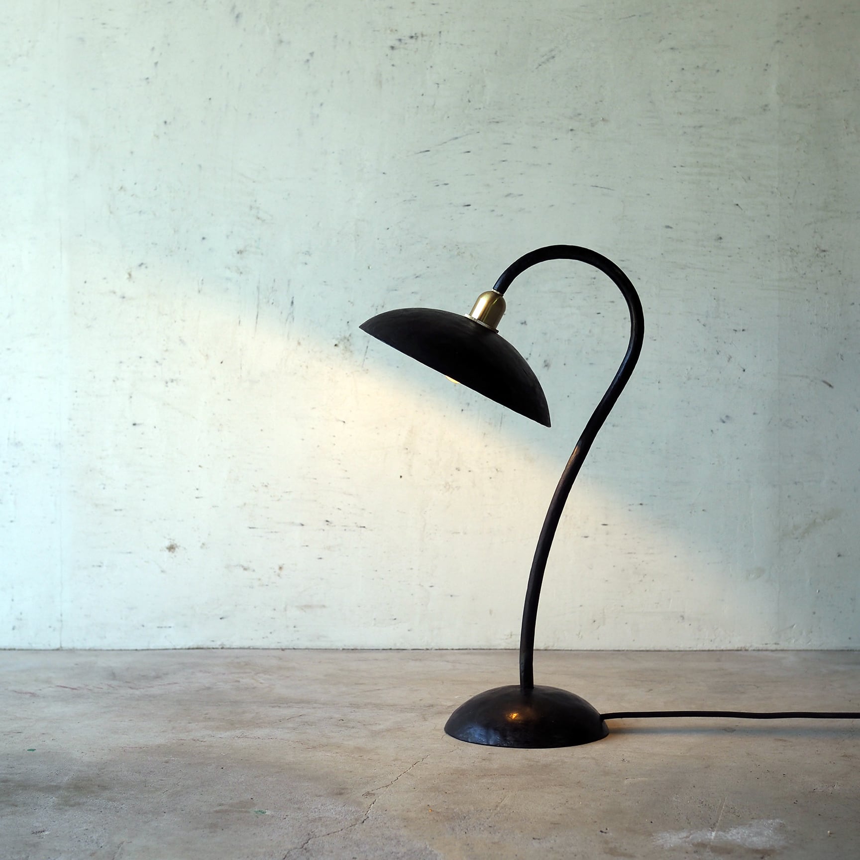 アイアン【鉄】のデスクランプR・テーブルランプ | Feuerwork (フォ