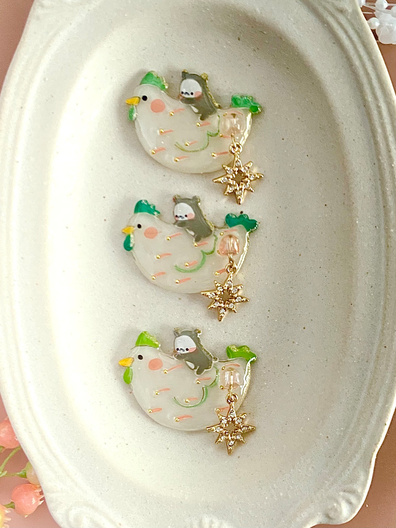 ブローチ『だるだるさんとちびコッコ』