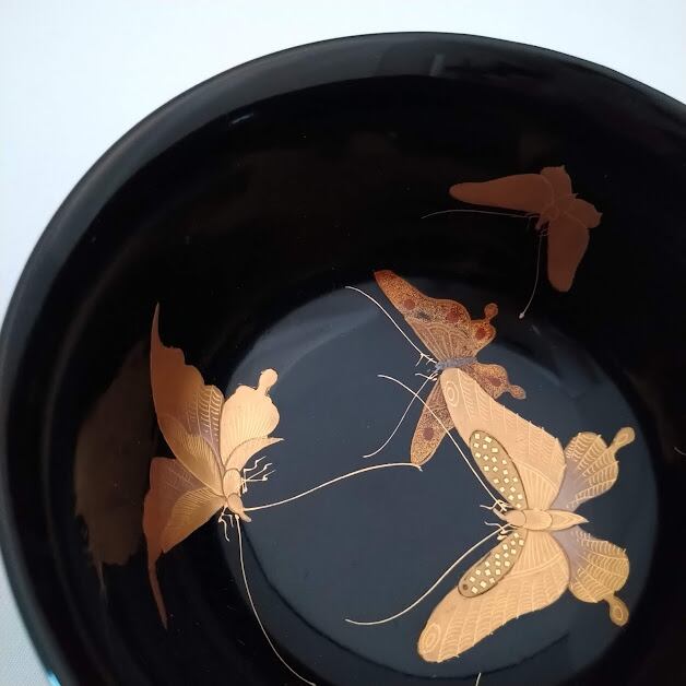 蔵から凄いお品物が出てきました。金で絵ががれた渡鳥と蕗の薹の漆塗り