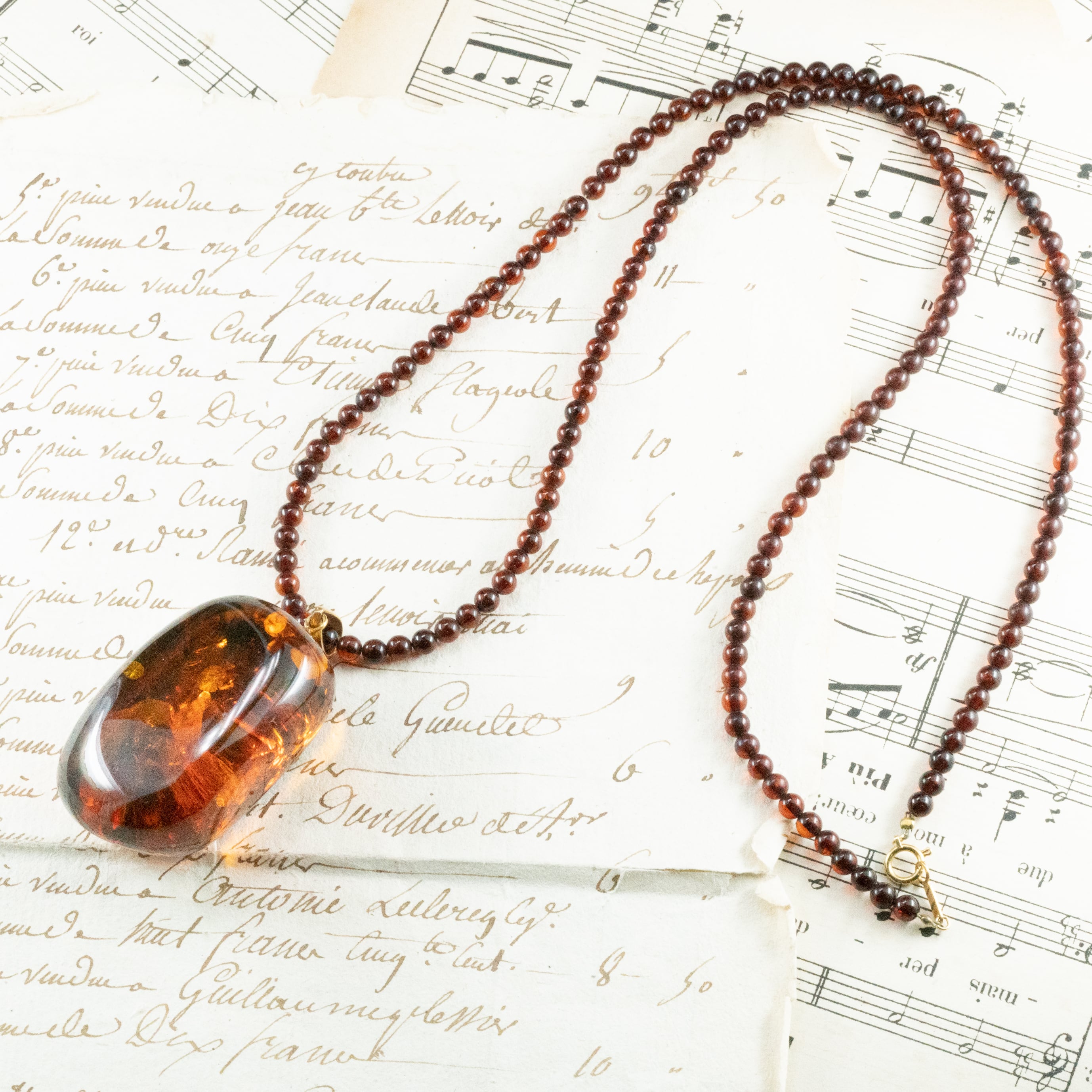 K18 迫力の特大トップ付き、本琥珀のセミロングネックレス レア オール アンバー 琥珀 コハク ビーズ セミロング