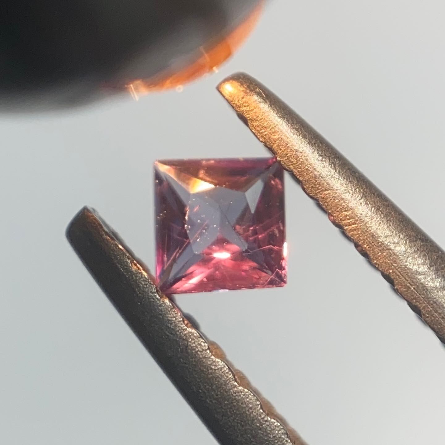 変身する石 ベキリーブルーガーネット1