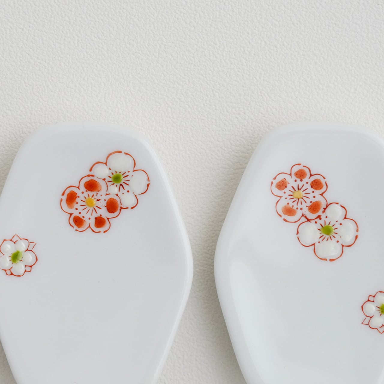 紅白梅文 六角箸置き（1個） | 肥前赤絵窯元 鷹巣