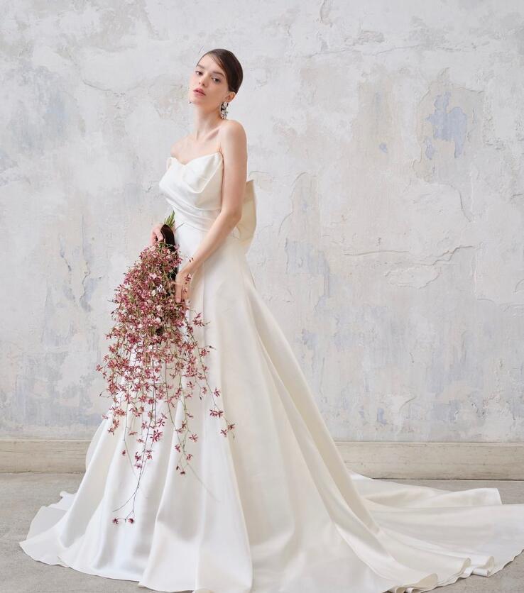 パーティードレス スリット オフホワイト ふっくら柔らかなバック  