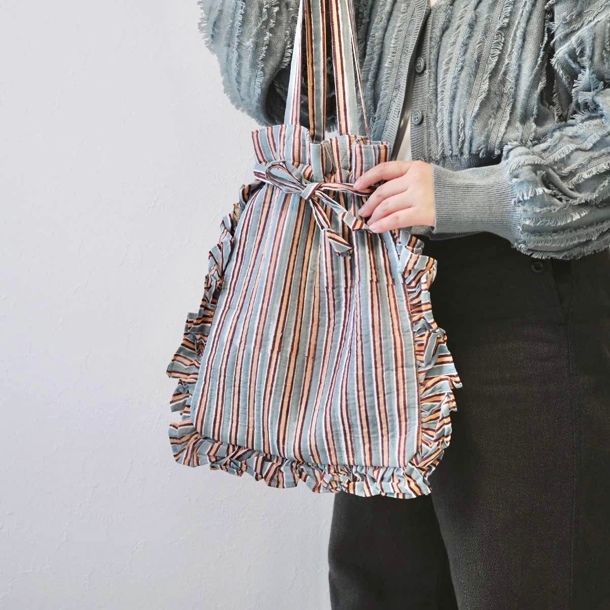 ストライプ生地のフリルトートバッグ(ブルーグレー)|ストライプ おしゃれ ブロックプリントキルティングトート 雑貨屋