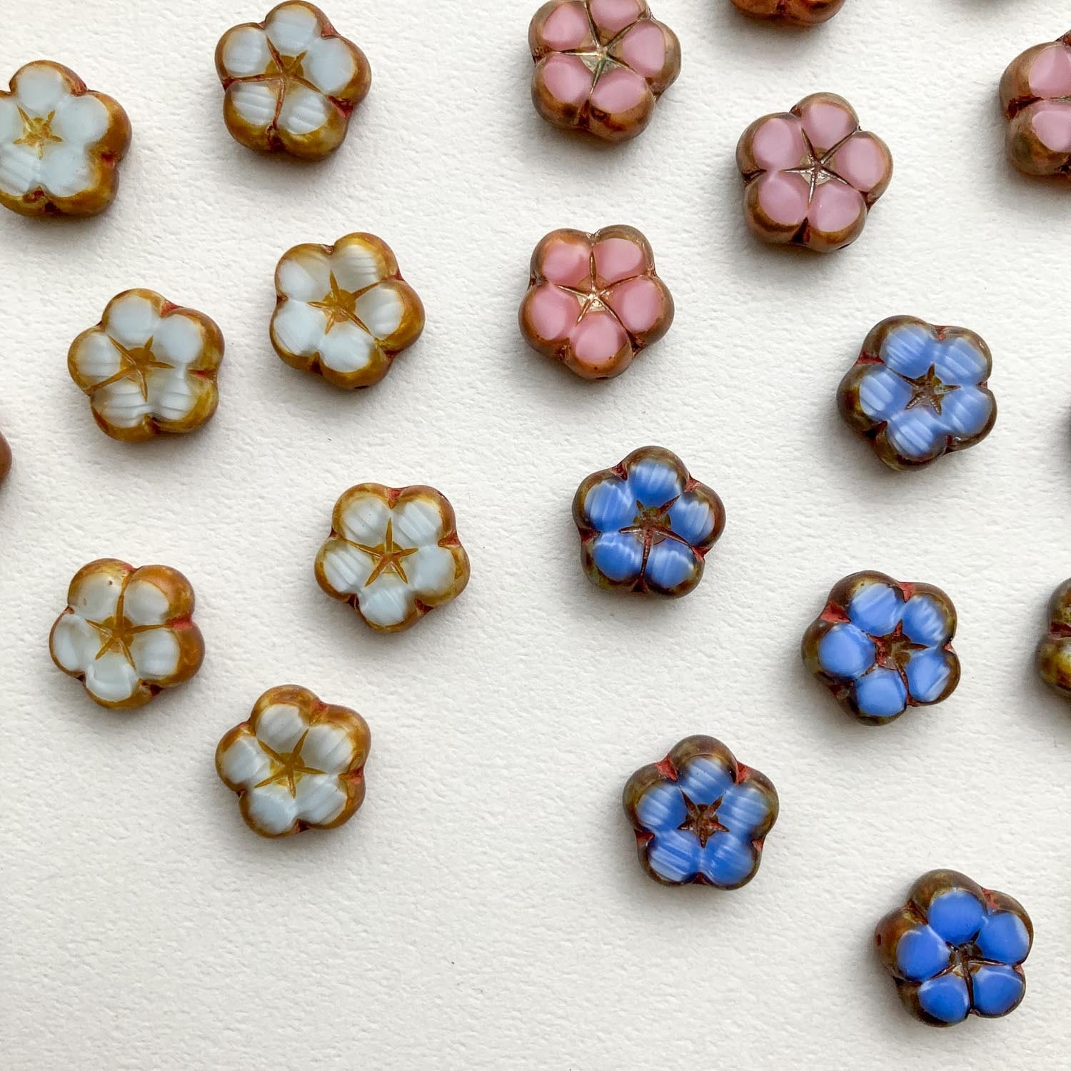 〈再入荷〉チェコテーブルカットお花ビーズ