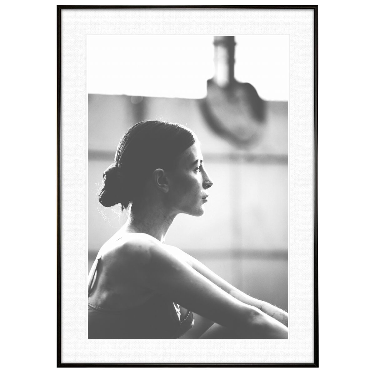 人物写真 遠くを見つめる女性 インテリアモノクロアートポスター額装 AS2502