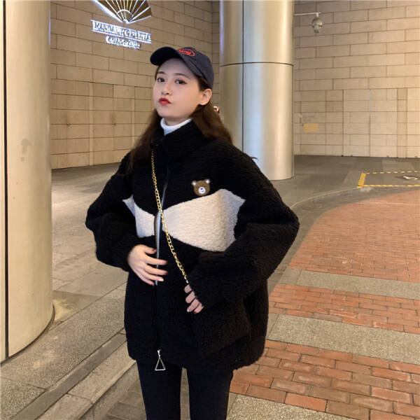 【新作】【送料無料】 冬の韓国語バージョン 2022 新しいかわいい対照的な色のクマ模造ラムウール肥厚ルーズ長袖綿コート女性のための 0228218047782