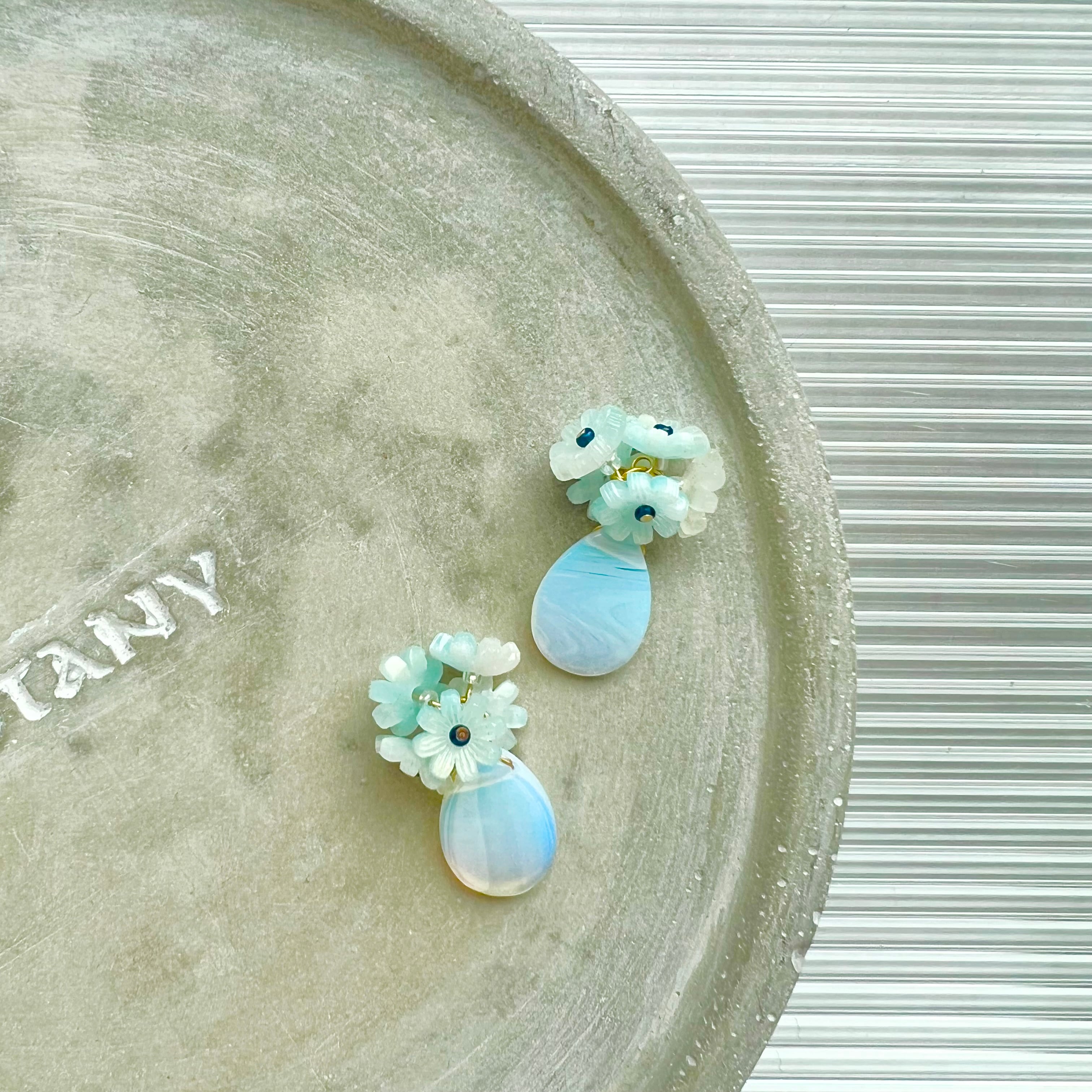 【一点物】ストーン＆バブル オーロラホワイトオーバル ピアス/イヤリング 一点物】ストーン＆バブル オーロラホワイトオーバル ピアス