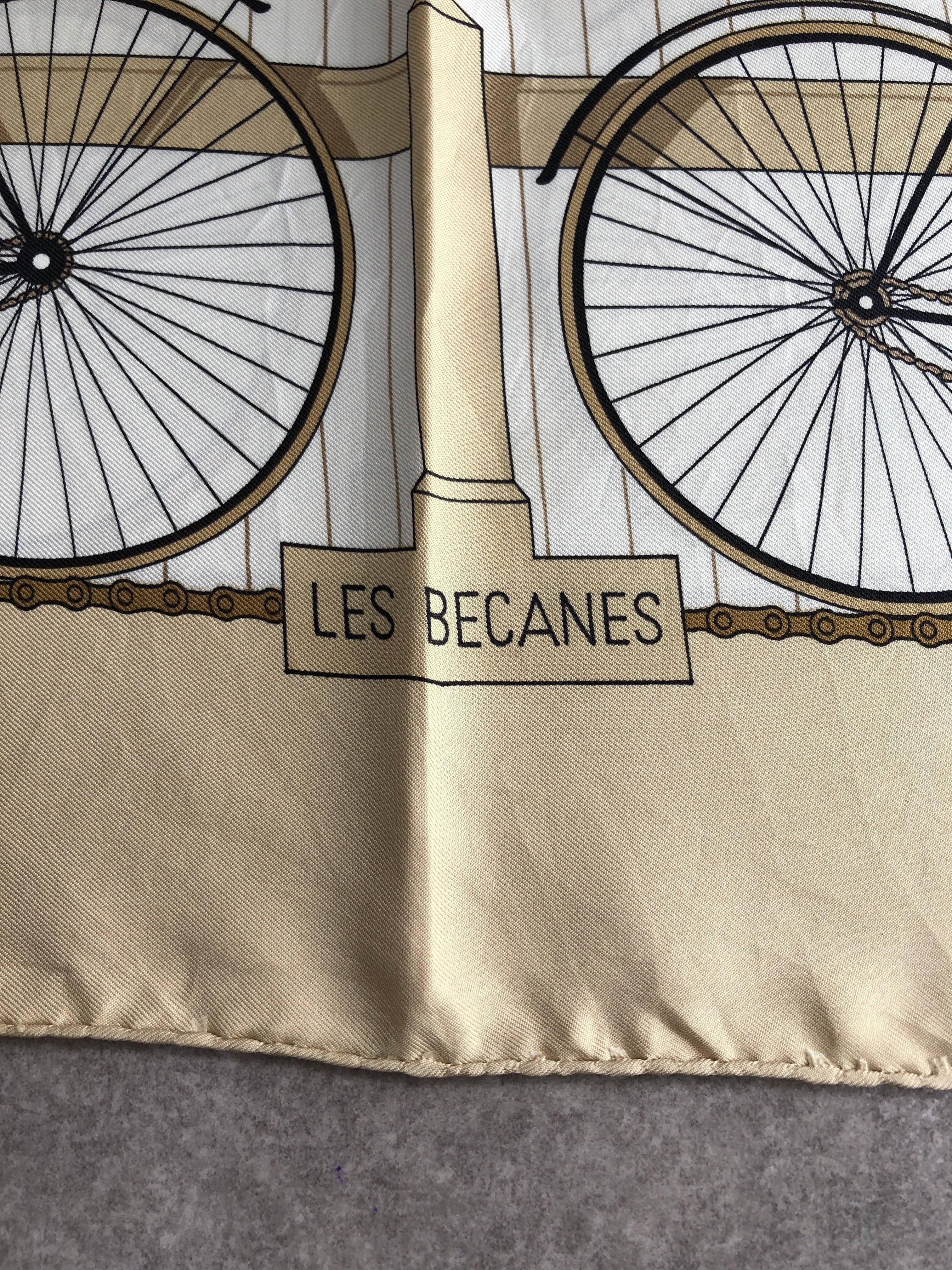 未使用　HERMES カレ90 LES BECANES HERMES エルメス カレ90 スカーフ ベージュ シルク LES BECANES