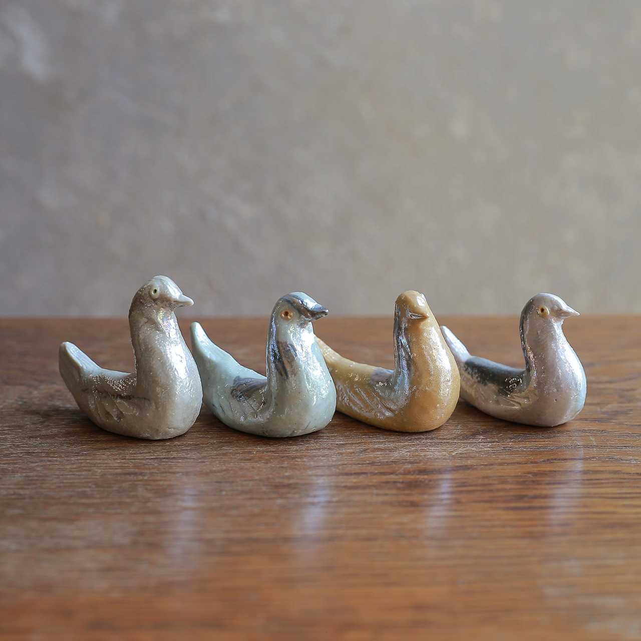 色とりどりの水鳥が集う、陶器の箸置き