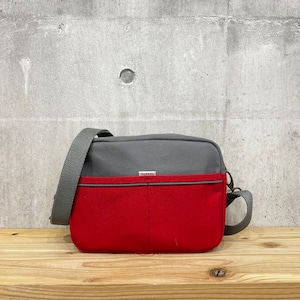 .+*square shoulder Bag 〈 濃グレー×赤 〉