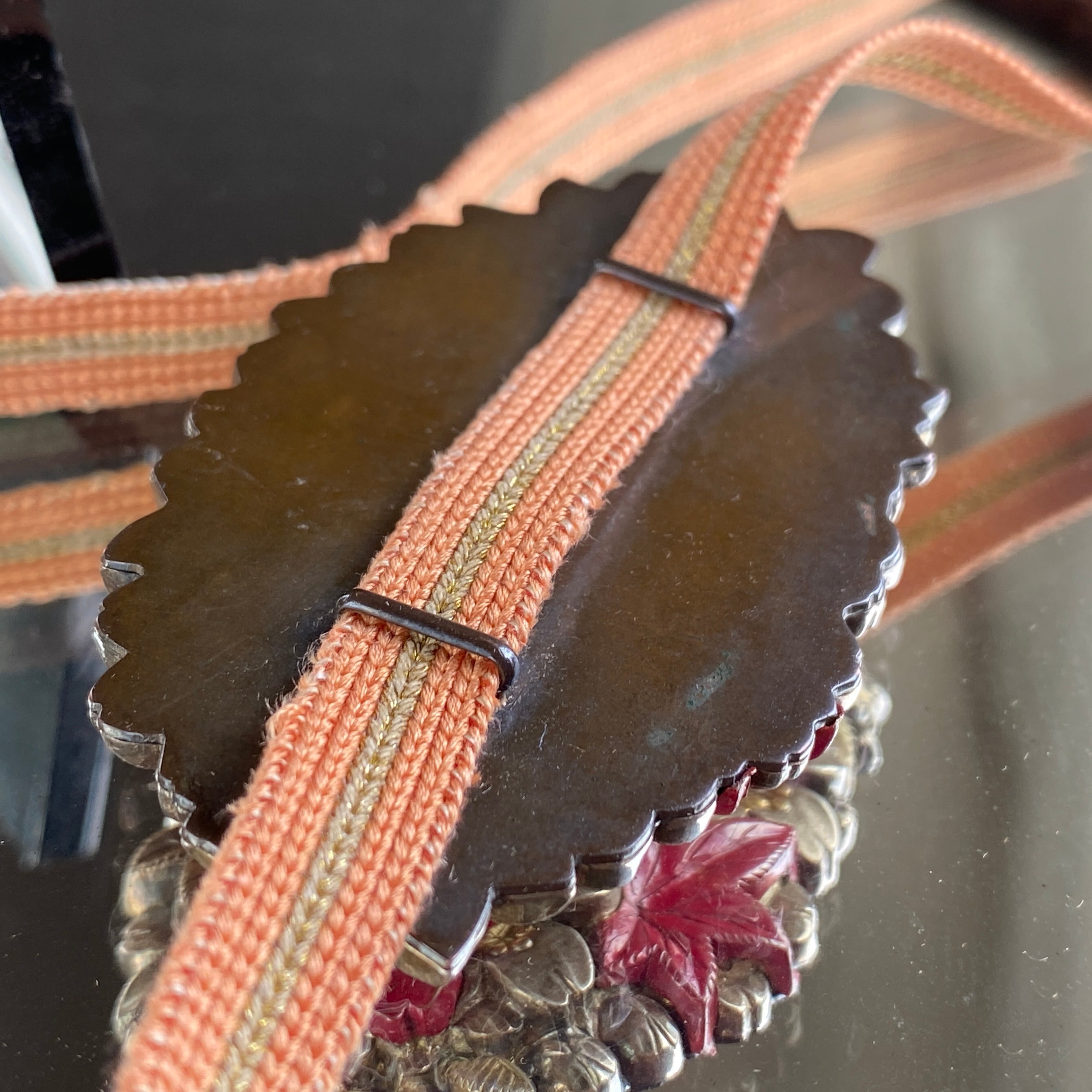 アンティーク　桜楓散らし雲錦の大きな帯留め