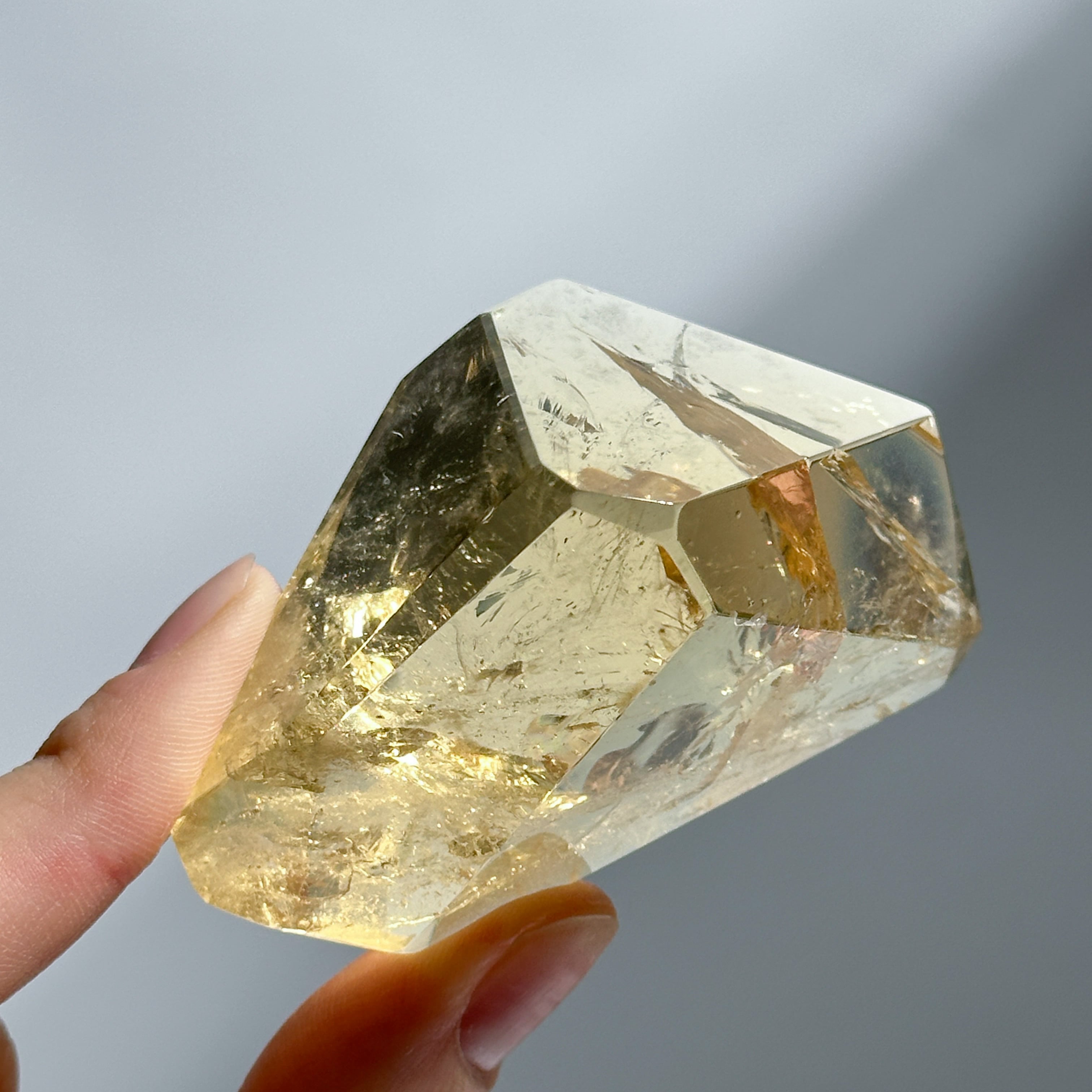虹◎シトリン（黄水晶） フリーフォーム56◇ Citrine ◇ 天然石・鉱物
