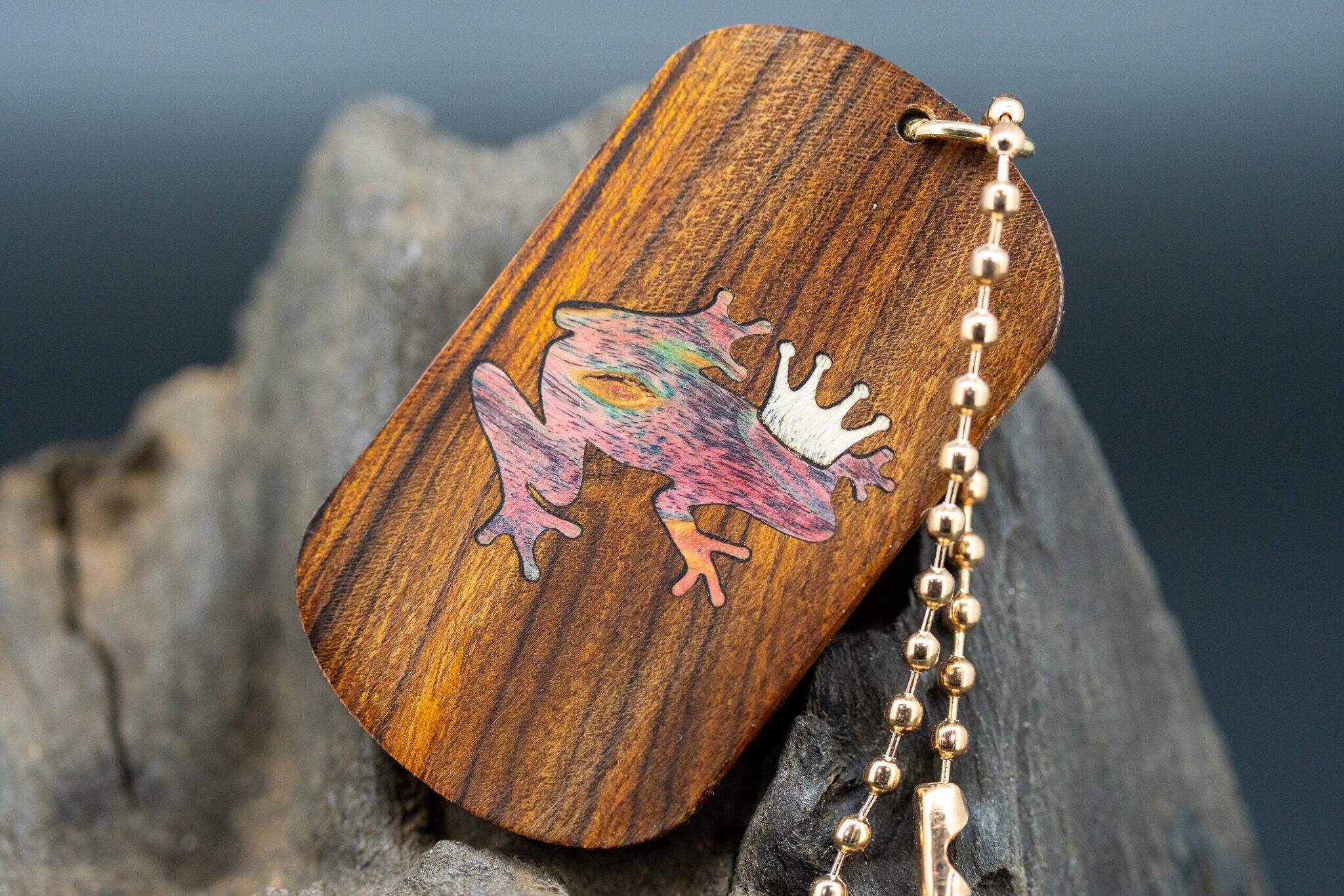 【砂漠の宝石】 デザートアイアンウッド ドッグタグ 象嵌 カエルの王様