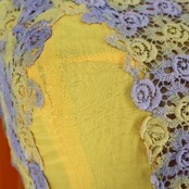 社交ダンス 衣装 ワンピース ドレス フロート lovely dance パーティ 発表会 黄色 イエロー系 黄色 花 紺 ブルー レース ミニ丈 軽やか おしゃれ レディース フロアダンス 競技用 ステージ衣装 フラワーデザイン 上品