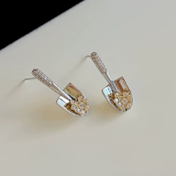 ビジューシャベルモチーフピアス A3764
