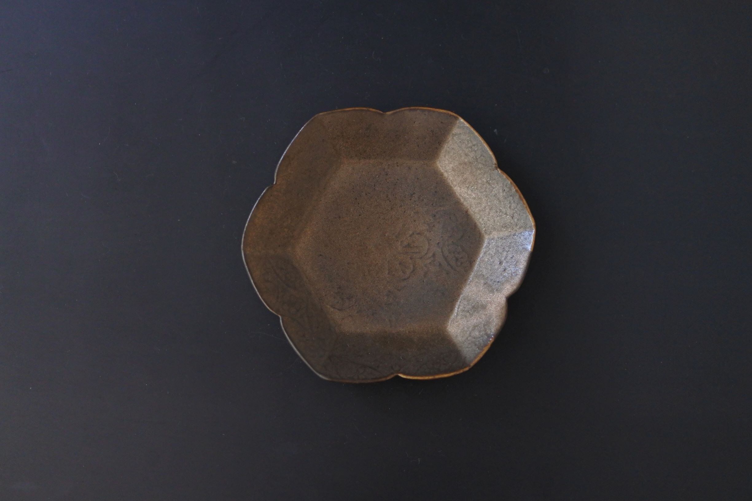 前田麻美 ブロンズ釉花七宝小皿 | 鎌倉倶楽部 茶寮